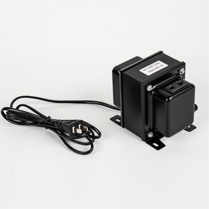 Como os transformadores de isolamento evitam efetivamente a interferência elétrica e a propagação de falhas por meio do isolamento físico?