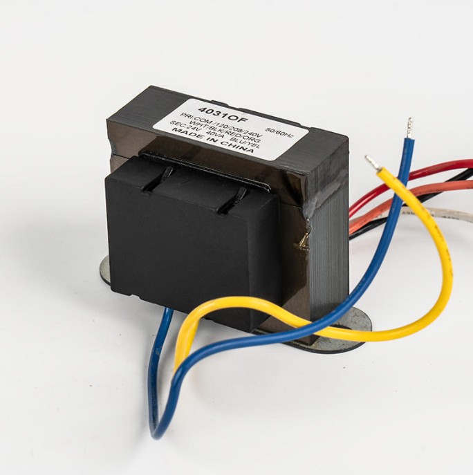 Qual é a diferença entre um transformador de ar condicionado e um capacitor?
