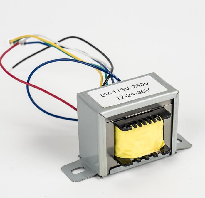 Em quais indústrias e equipamentos os transformadores elevadores são comumente usados?