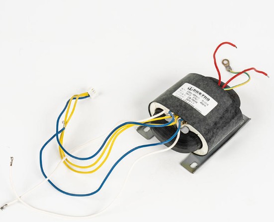 Quais são as diferenças entre os transformadores tipo R e os transformadores EI/toroidais tradicionais?