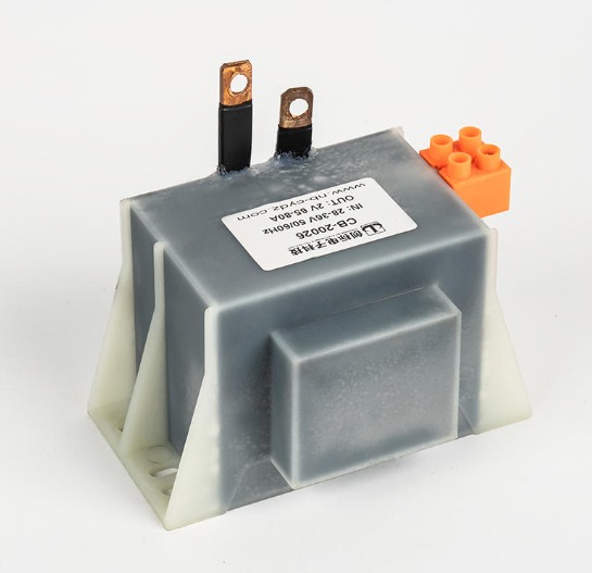 Quais são as principais considerações de projeto para dissipação de calor em transformadores tipo R para ambientes de instalação de alta densidade?