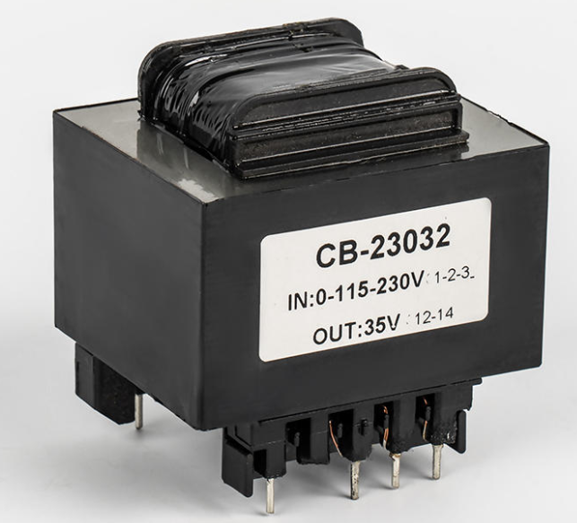 Que cuidados devem ser tomados durante a instalação e utilização de transformadores tipo pino de baixa frequência?