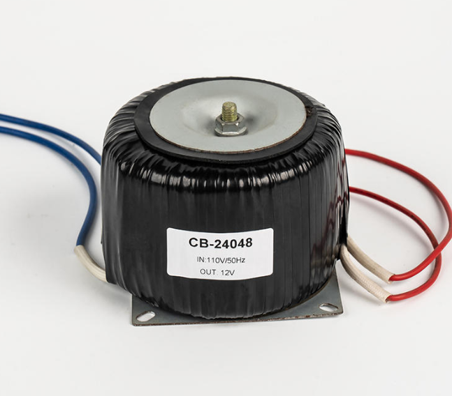 Qual a importância de um transformador toroidal de baixa frequência para a estabilidade da fonte de alimentação?